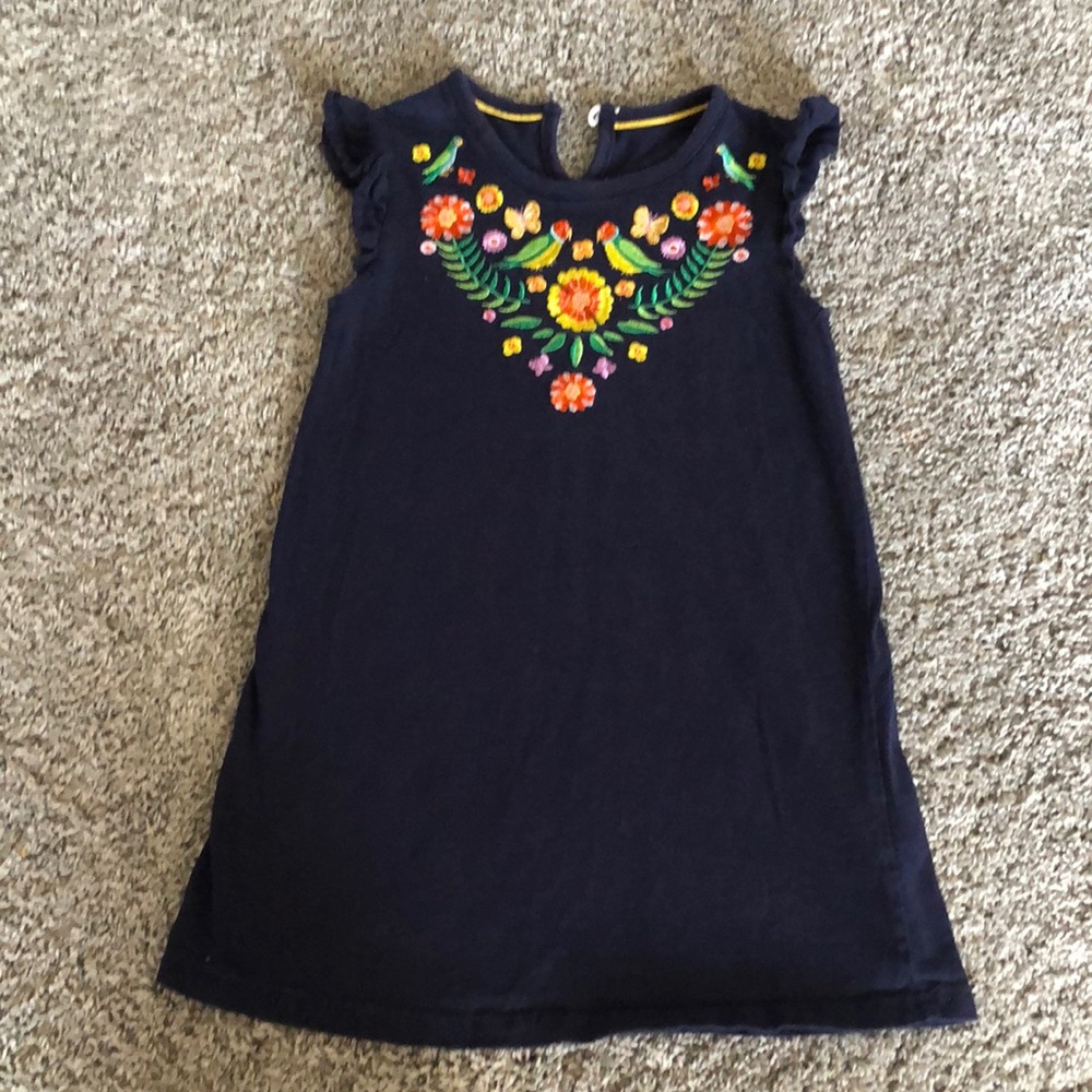🥰 HOST PICK 🥰 Beautiful dress with embroidery 4T
